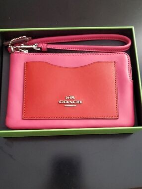 🌸 **Coach Pink Wristlet Wallet – Colorblock Leather** 🌸